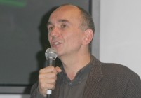 Peter Molyneux In-Store Performance at Virgin Megastore in London - October 7, 2005